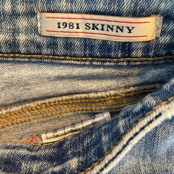 Guess stone washed 1981 skinny cut off shorts - Picture 3 of 7
